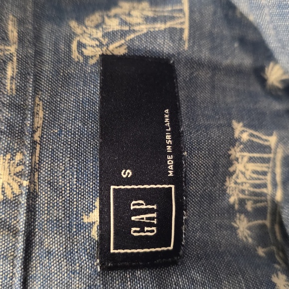 GAP Buttom Down Tripical Short Sleeve Size Small - Picture 5 of 5